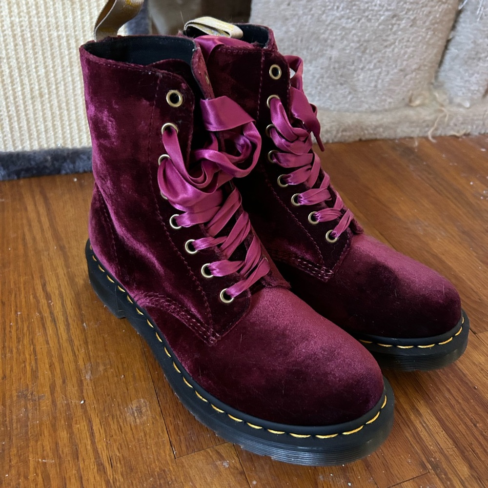 Dr. Martens Vegan 1460 Velvet Lace Up Boot size 8 - Picture 4 of 8